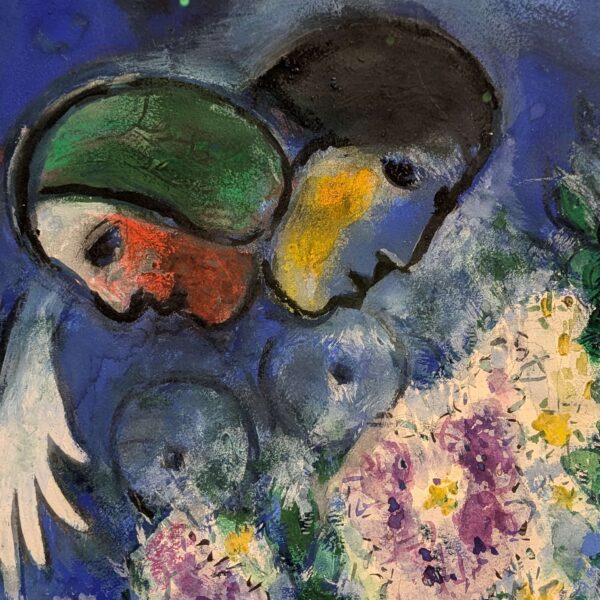 Blaues Gemälde eines Liebespaares und eines Blumenstraußes